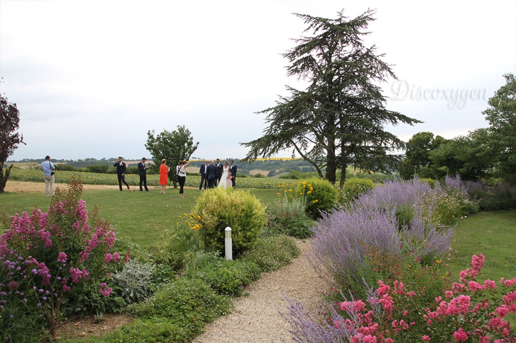 Un domaine entouré de jolis jardins